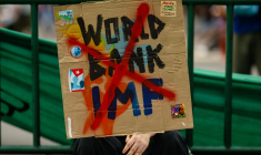 Une pancarte hostile à la Banque mondiale et au FMI lors d'une manifestation à Bangkok ,le 16 octobre 2026 en Thaïlande ( AFP / ANTHONY WALLACE )