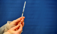 Les laboratoires américains Merck et Moderna annoncent des résultats positifs lors de la dernière phase d'essais cliniques de leur vaccin expérimental à ARN messager contre le cancer de la peau, qui s'adresse aux patients avec un mélanome dans une phase avancée ( AFP / Fred TANNEAU )