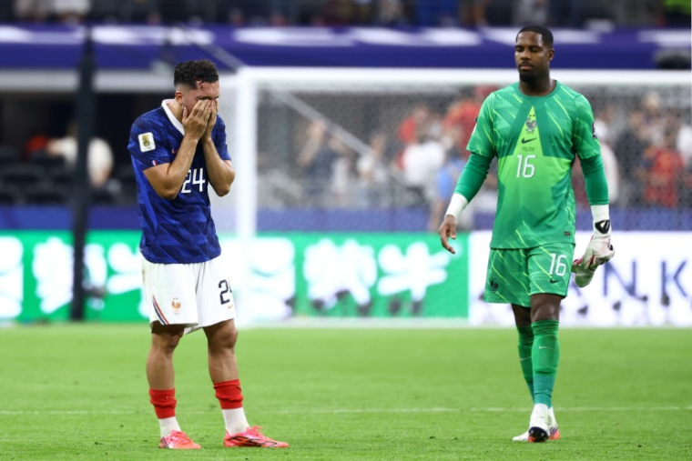 La tristesse de Rayan Cherki et de Mike Maignan après la défaite de la France contre l'Espagne en demi-finale de la Coupe du monde au AT&T Stadium d'Arlington près de Dallas le 14 juillet 2026 ( AFP / CHARLY TRIBALLEAU )