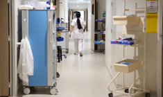 Une infirmière marche dans un couloir du service d'oncologie de l'hôpital Notre-Dame de la Miséricorde à AJaccio, le 6 mai 2025. ( AFP / PASCAL POCHARD-CASABIANCA )