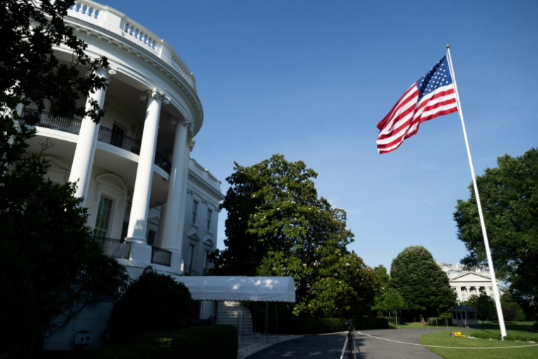 Le mât de drapeau nouvellement installé avec le drapeau américain sur la pelouse sud de la Maison Blanche à Washington, le 21 juin 2025 ( AFP / SAUL LOEB )