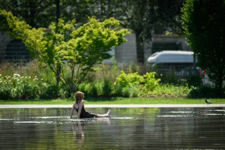 Un enfant se rafraîchit au Jardin des Plantes à Nantes le 26 mai 2026 ( AFP / Loic VENANCE )