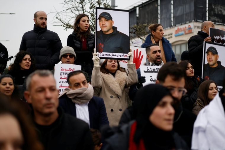 Des Arabes israéliens dénoncent l'inaction face à la criminalité croissante au sein de leur communauté, à Sakhnin dans le nord d'Israël, le 22 janvier 2026 ( AFP / Jalaa MAREY )