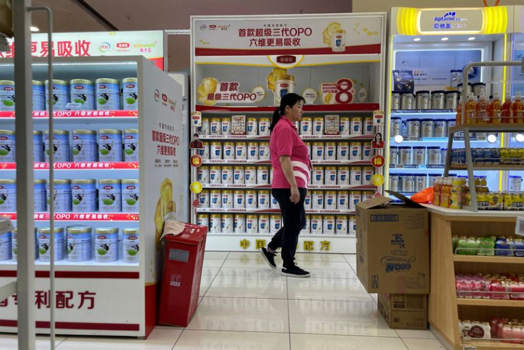 Des préparations pour bébés dans un supermarché de Shanghai