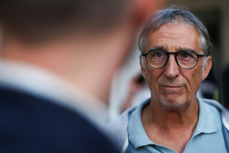 Le maire du Porge Martial Zaninetti devant une salle de la commune le 23 juillet 2026  ( AFP / ROMAIN PERROCHEAU )