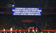 Un message contre la discrimination à l'intérieur du stade pendant un match amical Espagne-Egypte