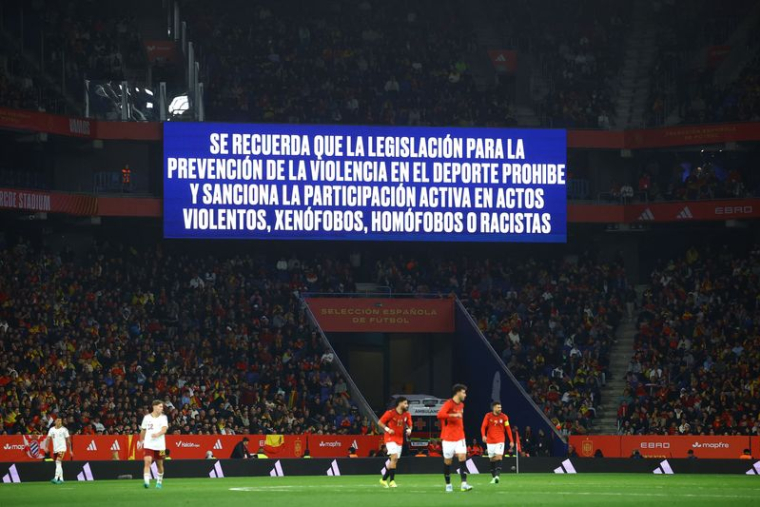 Un message contre la discrimination à l'intérieur du stade pendant un match amical Espagne-Egypte