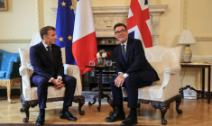 Le Premier ministre britannique Andy Burnham (D) rencontre le président français Emmanuel Macron (G) à lOndres le 3 septembre 2026 ( AFP / Ludovic MARIN )