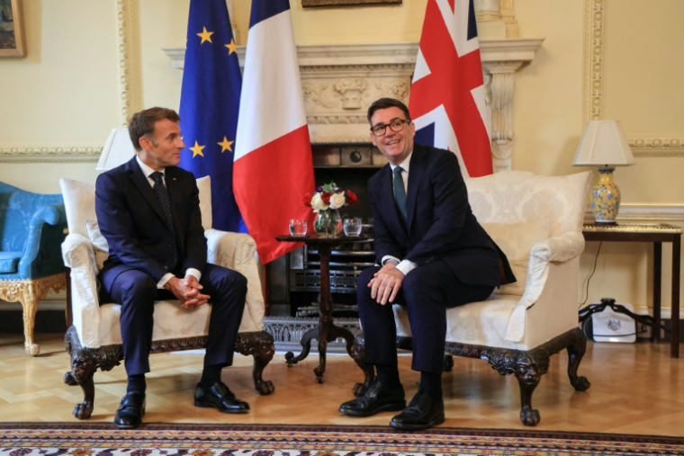 Le Premier ministre britannique Andy Burnham (D) rencontre le président français Emmanuel Macron (G) à lOndres le 3 septembre 2026 ( AFP / Ludovic MARIN )