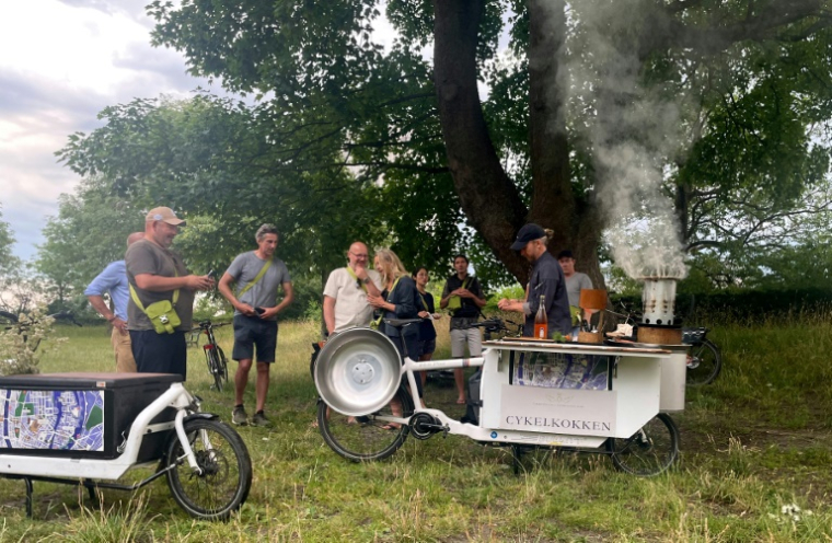 Le chef danois Morten Kryger (D) Wulff propose des balades gastronomiques à vélo à travers Copenhague, le 2 juillet 2025 ( AFP / Camille BAS-WOHLERT )
