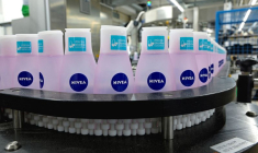 Des bouteilles Nivea sur une chaîne de production dans l'usine de la société allemande de soins personnels Beiersdorf à Hambourg