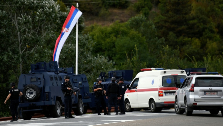 Des policiers montent la garde à l'entrée du village de Banjska après qu'un policier a été tué et un autre blessé, le 24 septembre 2023 dans le nord du Kosovo ( AFP / STRINGER )