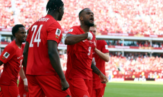L'attaquant Cyle Larin (N.9), auteur de l'égalisation du Canada face à la Bosnie-Herzégovine, lors de la Coupe du monde, le 12 juin 2026 à Toronto ( AFP / Cole Burston )