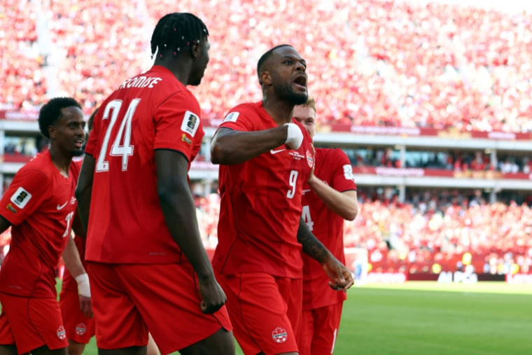 L'attaquant Cyle Larin (N.9), auteur de l'égalisation du Canada face à la Bosnie-Herzégovine, lors de la Coupe du monde, le 12 juin 2026 à Toronto ( AFP / Cole Burston )