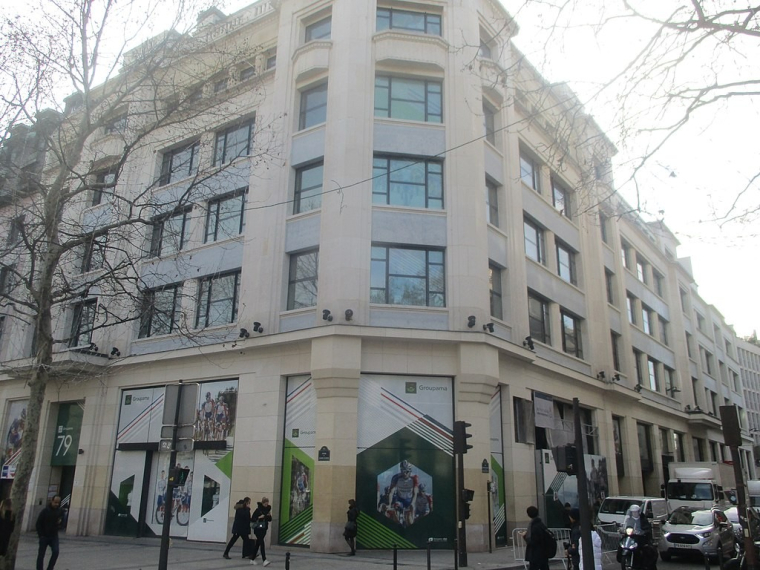 Sur les Champs-Élysées, l’immeuble Nike vaut plus que celui d’Apple (Crédit photo: Thomon - Wikimedia Commons)