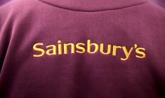 Le logo de Sainsbury's sur un uniforme