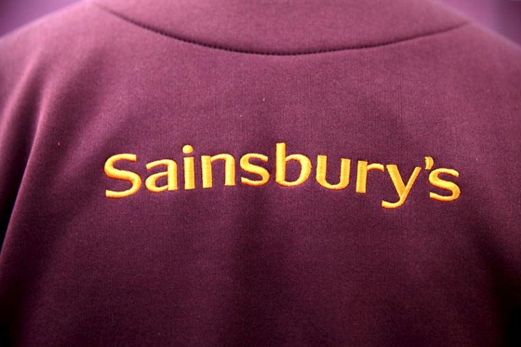 Le logo de Sainsbury's sur un uniforme