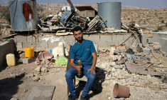 Basel Adra, l'auteur du film oscarisé "No Other Land", pose pour une photo le 2 novembre dans son village d'At Tuwani, en Cisjordanie occupée par Israël  ( AFP / FADEL SENNA )
