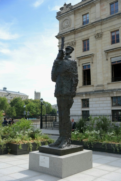 Statue en bronze de 3,5m réalisée en 1985 par l’artiste français Louis Mitelberg, dit Tim, représentant le capitaine Alfred Dreyfus, avant son installation définitive dans le cadre d’une cérémonie d’hommage sur l’Île de la Cité, devant la Cour de cassation, le 12 juillet 2026 à Paris ( POOL / Thomas SAMSON )