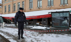 Un policier sur les lieux de l'explosion meurtrier dans un café à Saint-Pétersbourg