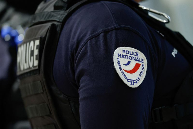 Un policier attend à l'extérieur de la salle d'audience du palais de justice de Paris