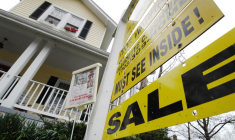 Un panneau annonce une maison ouverte à la vente à Alexandria, en Virginie