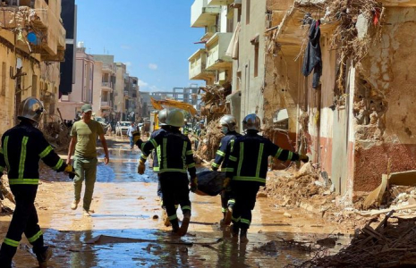 Les membres des équipes de secours à Derna, en Libye
