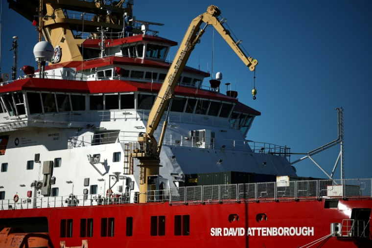 Le RRS Sir David Attenborough, amarré à Harwich (Angleterre), le 6 octobre 2025 ( AFP / HENRY NICHOLLS )