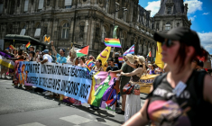 "Contre l'internationale réactionnaire. Queers de tous pays, unissons-nous", clame une banderole lors de la Marche des fiertés 2025 à Paris, le 28 juin 2025 ( AFP / Julie SEBADELHA )