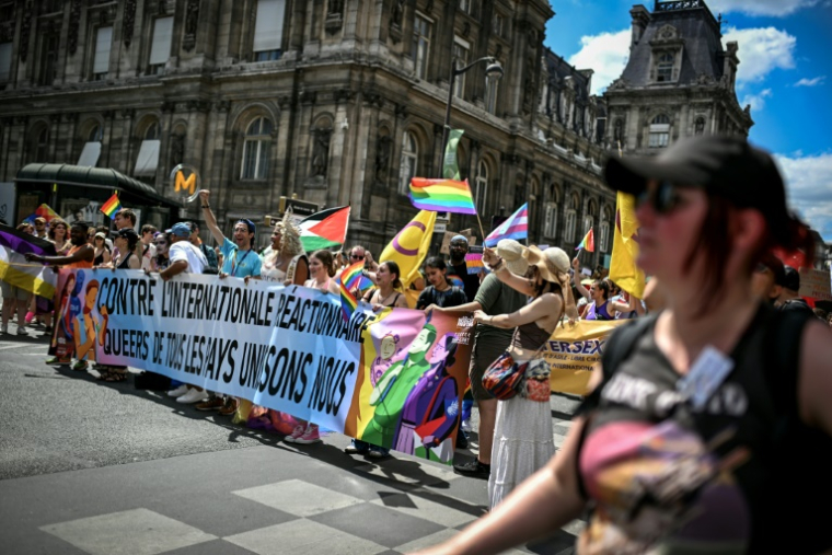 "Contre l'internationale réactionnaire. Queers de tous pays, unissons-nous", clame une banderole lors de la Marche des fiertés 2025 à Paris, le 28 juin 2025 ( AFP / Julie SEBADELHA )