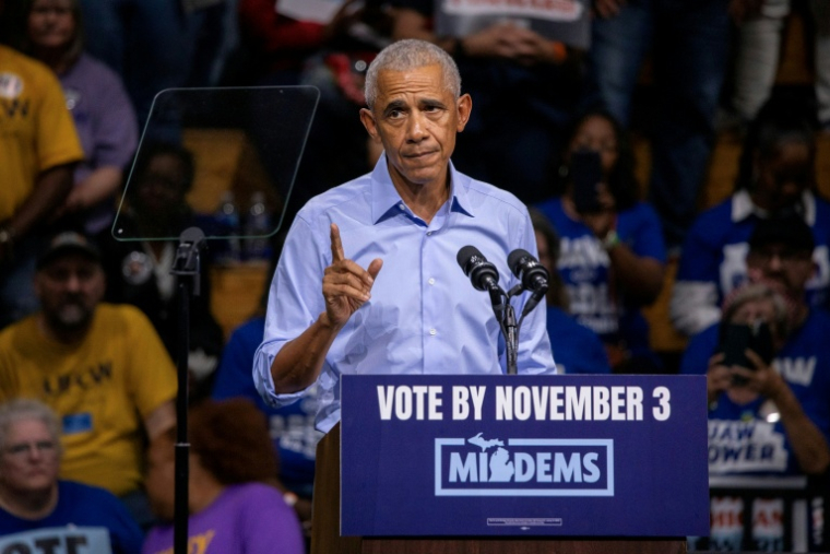 L'ancien président américain Barack Obama lors d'un rassemblement pour les élections de mi-mandat, aux côtés d'Abdul El-Sayed, candidat au Sénat, le 24 octobre 2026 à Detroit, dans le Michigan ( AFP / Bill Pugliano )
