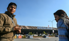 Lalit Bishowkarma (g) attend à l'aéroport international de Katmandou de récupérer la dépouille de son père Rudra Bahadur Kami, mort en Arabie saoudite où il était parti travailler, le 21 janvier 2026 au Népal ( AFP / Prakash MATHEMA )