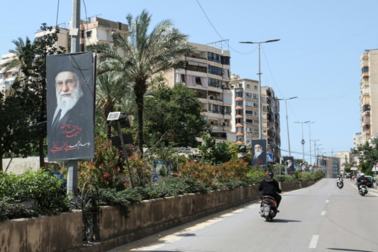 Des portraits de l'ayatollah Ali Khamenei, tué au premier jour de l'offensive israélo-américaine contre l'Iran, sont disposés le long d'une route de la banlieue sud de Beyrouth, le 13 avril 2026 ( AFP / Anwar AMRO )
