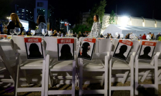 Des pancartes sont collées sur des chaises vides alors que les gens attendent des nouvelles des otages qui devraient être libérés par le Hamas