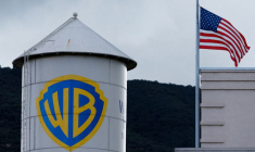 Le château d'eau des studios Warner Bros. à côté d'un drapeau américain à Burbank, en Californie