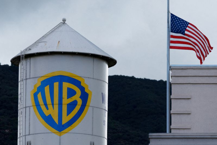 Le château d'eau des studios Warner Bros. à côté d'un drapeau américain à Burbank, en Californie