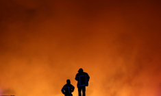 Des pompiers suivent la progression d'un feu de forêt à Le Porge, en Gironde, le 22 juillet 2026  ( AFP / ROMAIN PERROCHEAU )