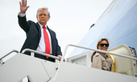 Le président américain Donald Trump et la Première dame Melania Trump montent à bord d'Air Force One à destination du Royaume-Uni pour une visite d'Etat, le 16 septembre 2025 à la base Andrews, dans le Maryland ( AFP / ANDREW CABALLERO-REYNOLDS )