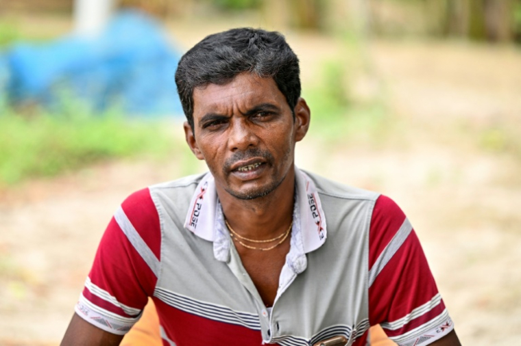 L'agriculteur Ananda Mondol, victime d'une morsure de serpent, lors d'une interview avec l'AFP, dans le village de Nimtola, le 23 septembre 2025 au Bangladesh ( AFP / Munir UZ ZAMAN )