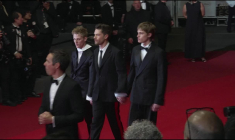 Cannes: l’équipe de "Coward" de Lukas Dhont sur le tapis rouge