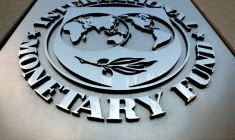 Le logo du Fonds monétaire international (FMI) vu à l'extérieur du bâtiment de son siège à Washington