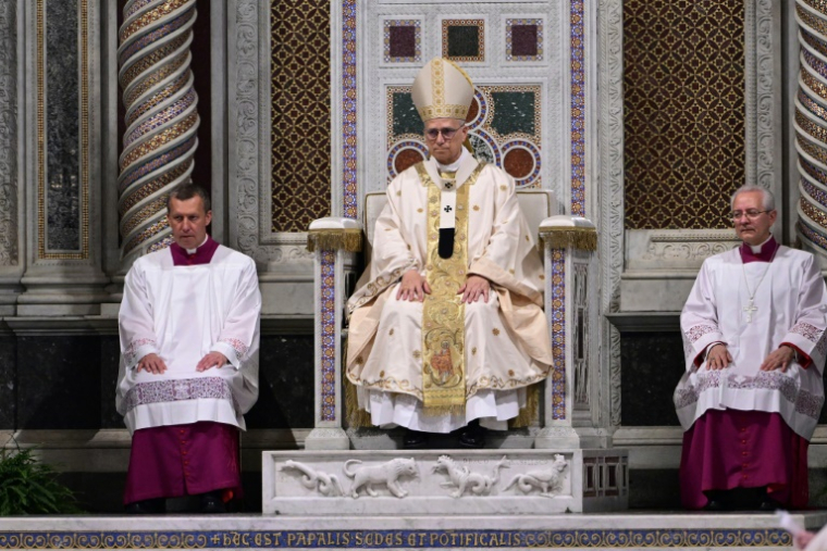 Le pape Léon XIV, évêque de Rome, célèbre une messe à sa prise de possession de la basilique de Saint-Jean-de-Latran, le 25 mai 2025 à Rome ( AFP / Tiziana FABI )