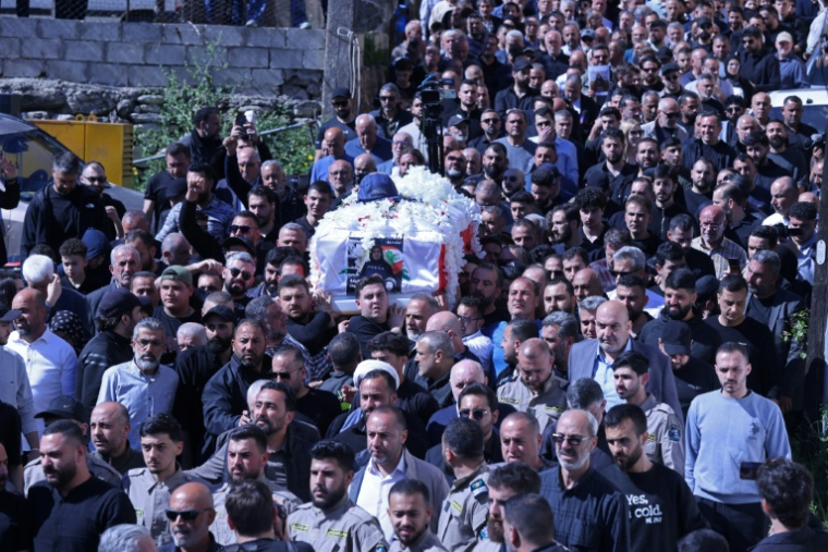 Une procession funéraire dans la ville de Bissariye au Liban, le 23 avril 2026, avec le cercueil de la journaliste libanaise Amal Khalil, tuée dans une frappe attribuée à Israël ( AFP / MAHMOUD ZAYYAT )