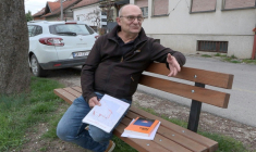 Davorin Cetin, rescapé d'une explosion de mine antipersonnel et militant pour les droits des victimes de mines, le 24 mars 2026 à Sisak, en Croatie ( AFP / Tina SMOLE )