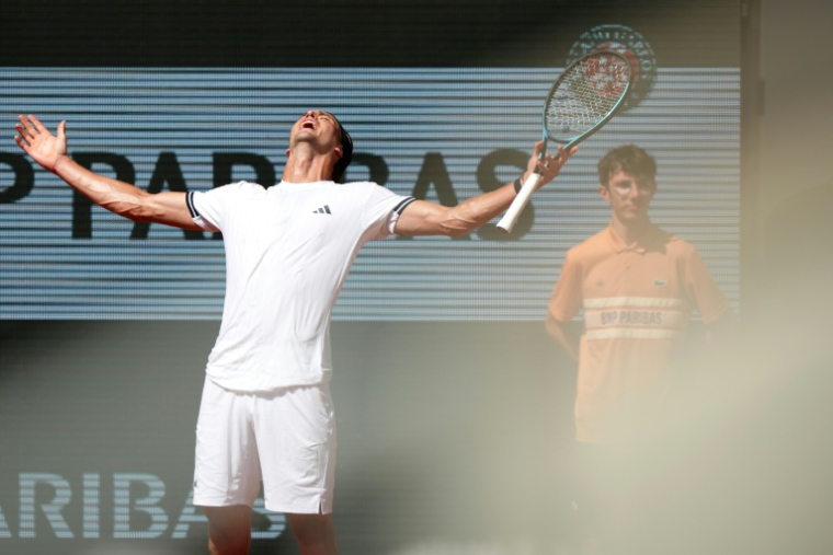 Alexander Zverev exulte après sa victoire sur Benjamin Bonzi sur le court central Philippe-Chatrier à Roland-Garros, le 24 mai 2026  ( AFP / Dimitar DILKOFF )