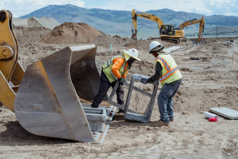 Des ouvriers du bâtiment à Cold Springs, dans le Nevada (États-Unis), le 28 juin 2023 ( AFP / Andri Tambunan )