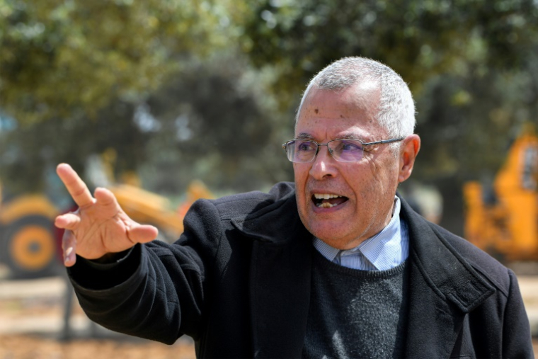 Arselene Ben Farhat le 5 avril 2025 dans son oliveraie d'El Amra, en Tunisie ( AFP / FETHI BELAID )