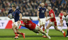 Leo Barre (France) en action avec Gareth Thomas (Pays de Galles)