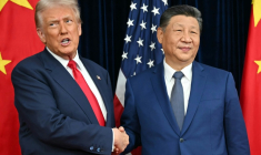 Le président américain Donald Trump et le président chinois Xi Jinping se serrent la main à leur arrivée pour des discussions sur la base aérienne Gimhae, près de Busan, en Corée du Sud, le 30 octobre 2025 ( AFP / ANDREW CABALLERO-REYNOLDS )