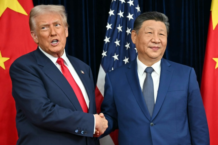 Le président américain Donald Trump et le président chinois Xi Jinping se serrent la main à leur arrivée pour des discussions sur la base aérienne Gimhae, près de Busan, en Corée du Sud, le 30 octobre 2025 ( AFP / ANDREW CABALLERO-REYNOLDS )